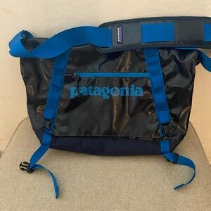 Patagonia Black Hole Messenger Shoulder Bag 24L